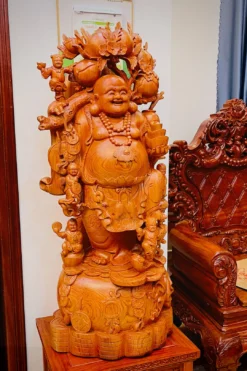 tượng di lặc gánh đào - đặt cạnh bàn ghế