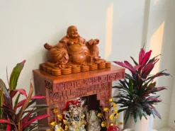 tượng di lặc ngồi đặt trên ban thần tài