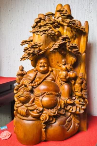 tượng di lặc ngồi gốc tùng