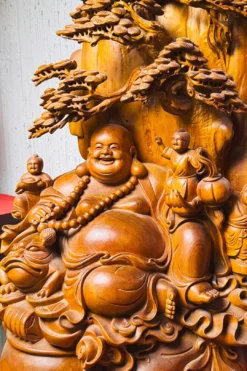 tượng di lặc ngồi gốc tùng - góc chụp bên phải