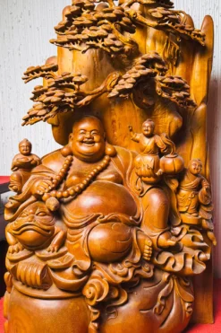 tượng di lặc ngồi gốc tùng - góc gận mặt