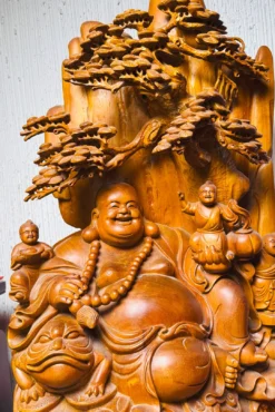 tượng di lặc ngồi gốc tùng - góc cận trái