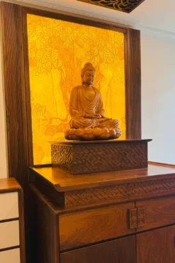 tượng phật thích ca thiền định trong không gian thờ