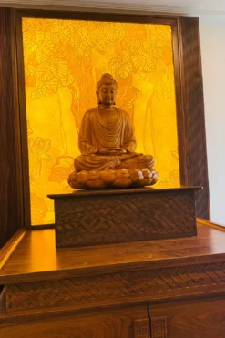 tượng phật thích ca đặt trên ban thờ
