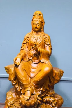 tượng quan âm tự tại - góc bên phải