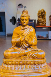 Tượng Bổn Sư Thích Ca chuyển pháp - đặt trong cửa hàng